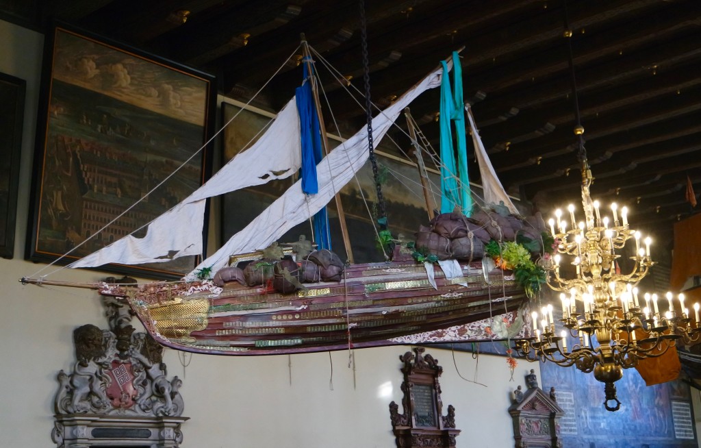 Schiff in der Oberen Rathaushalle, das an das Bremer Kolonialerbe erinnern soll